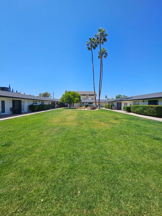 Building Photo - Town & Country Apartments