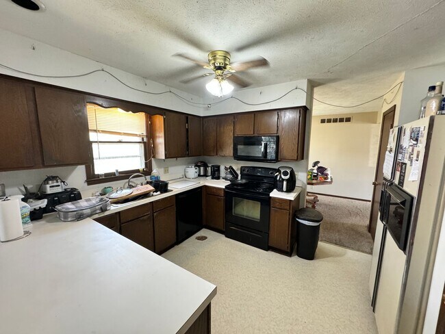 Building Photo - 4 Bed, 3 Bath home on West Side of Manhattan Near CiCo Park!