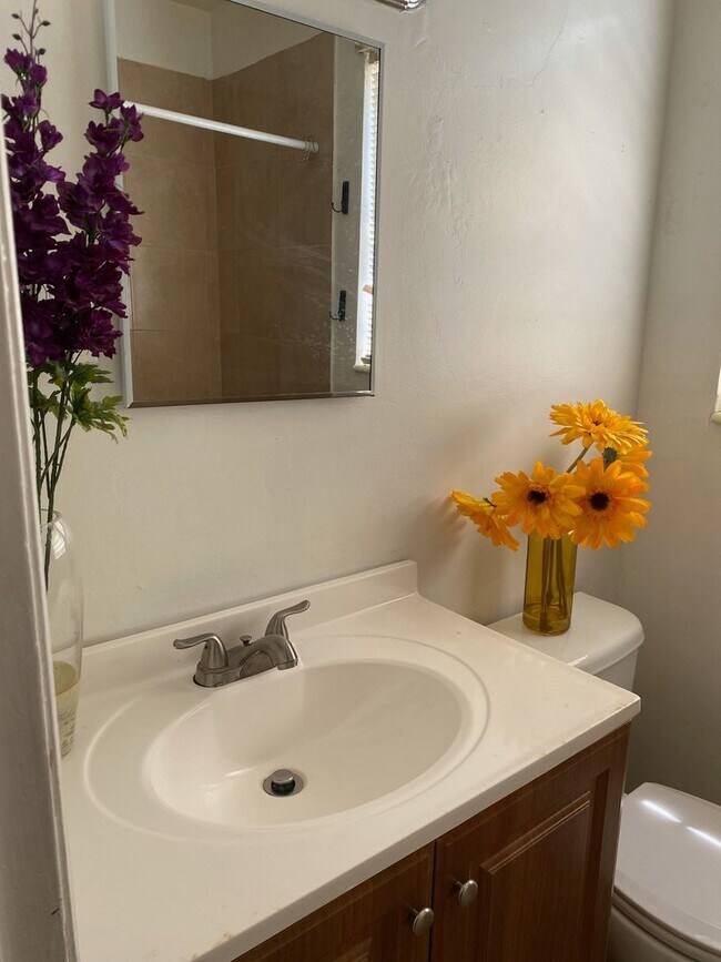 Foto del edificio - Humble Two Bedroom available for immediate...