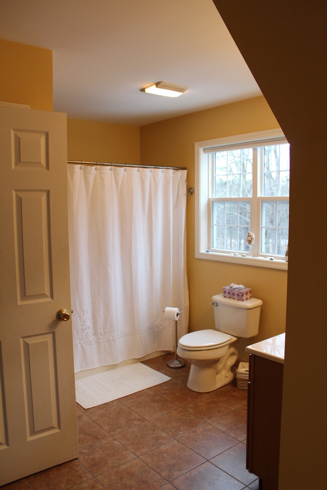 Bathroom - 8 Skipperhill Ln