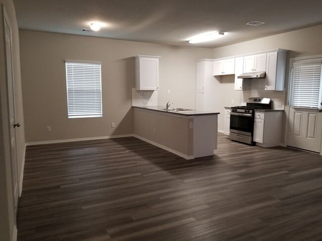 Foto del edificio - 7930 Oak Mdws Bnd