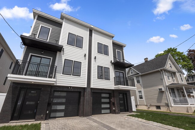 Building Photo - 403 Maple St