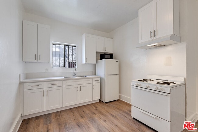 Building Photo - 220 E Vernon Ave