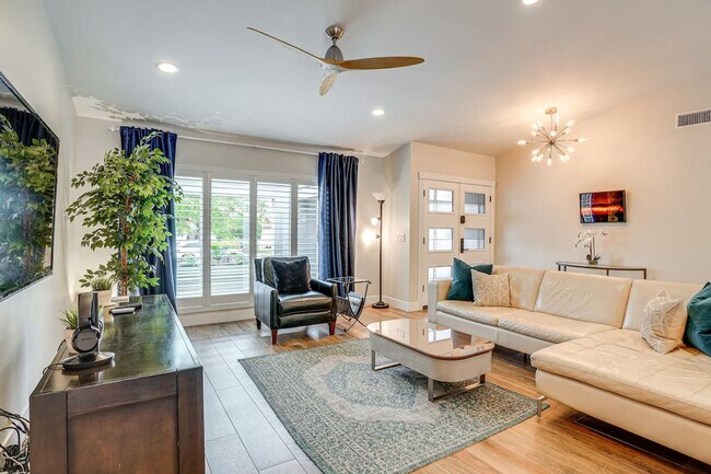 Foto del edificio - 2331 E Lupine Ave