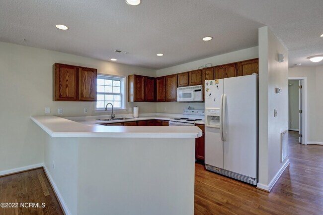 Building Photo - 668 Settlers Ln