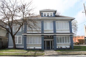 Building Photo - 19 Hyde Park Blvd
