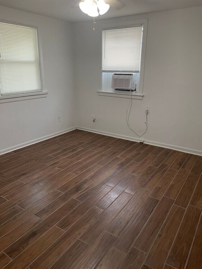 Foto del edificio - REDUCED DEPOSIT!