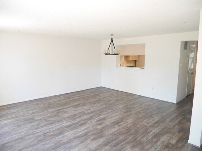 Foto del edificio - Spacious 2-Bedroom Townhome with Finished Basement & Prime Location