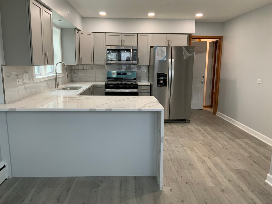 KITCHEN - 2228 W 71st St