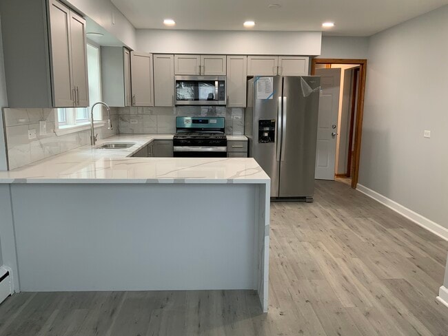Building Photo - 2228 W 71st St