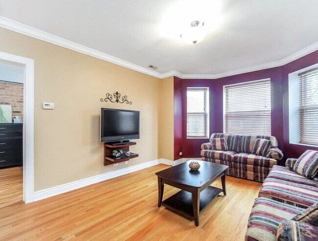 Building Photo - 6102 N Mozart St
