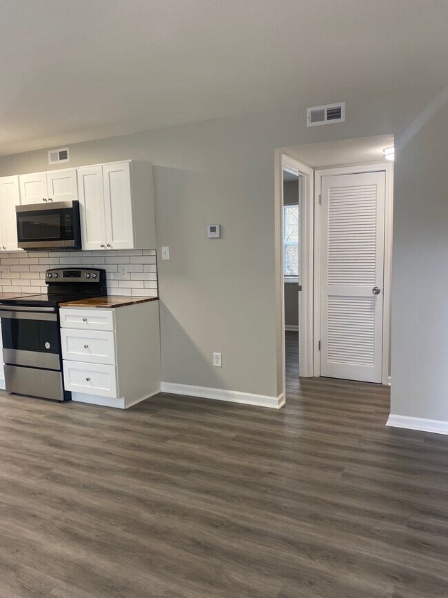 Building Photo - 1bd/1bath available in S. Knox