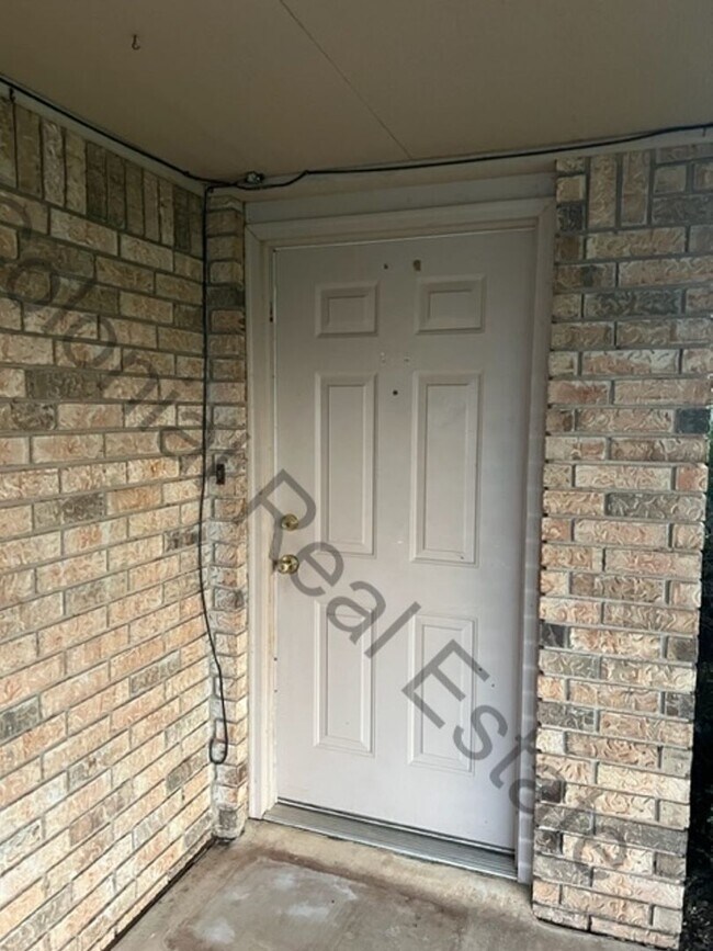 Building Photo - Spacious 3 Bed/2 Bath home with a fireplace!