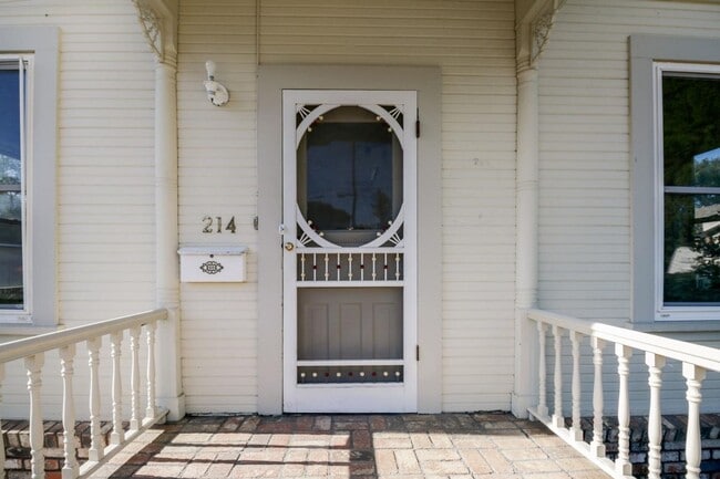 Building Photo - 214 Pendegast St