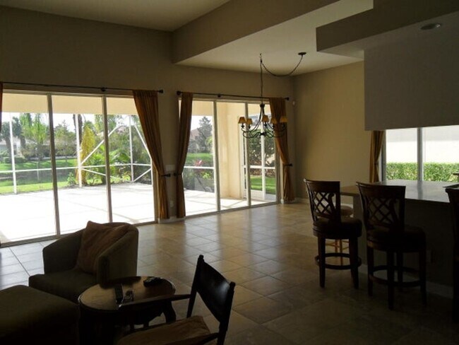 Foto del edificio - 8158 Rosalie Ln