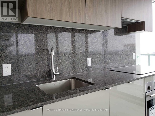 Building Photo - 161 Roehampton Ave