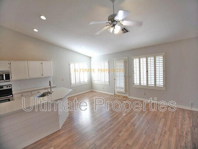 Building Photo - 7439 W Via Del Sol Dr