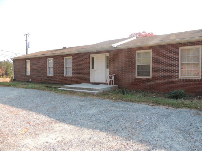 Foto principal - Spacious 2 Bedroom In Altavista, VA!