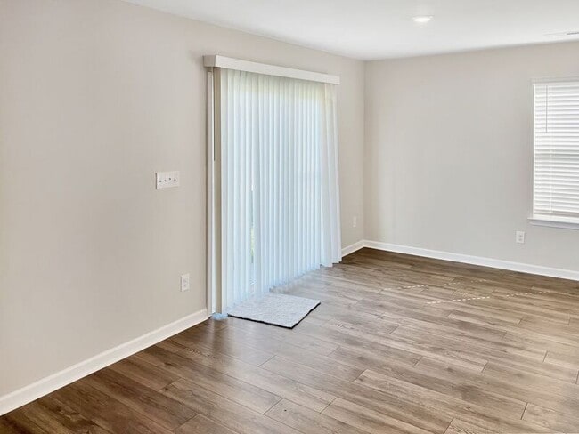 Building Photo - 3231 Quintana Dr