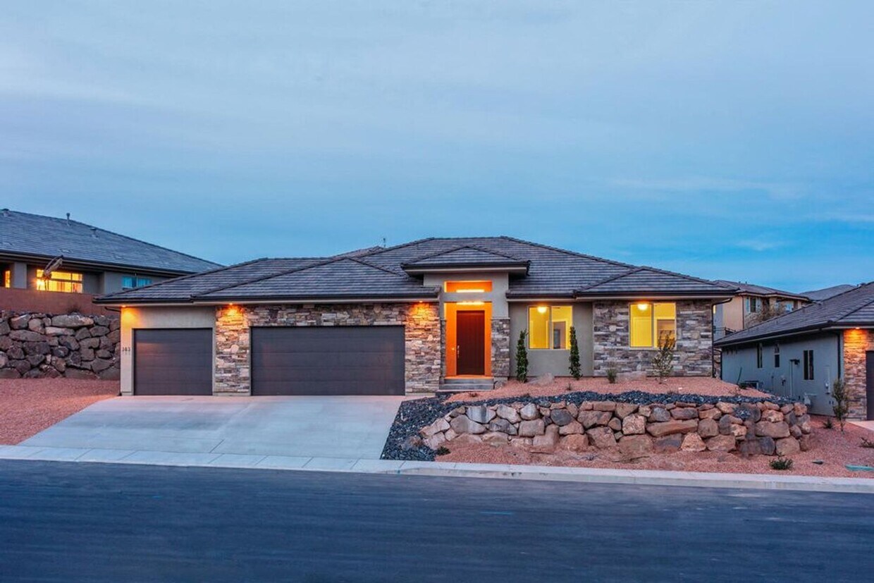 Foto principal - Dog Friendly Home in Gated Community!