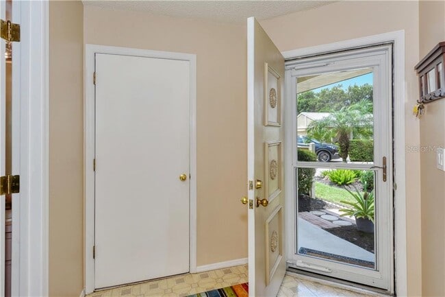 Foto del edificio - 220 Chartley Ct N