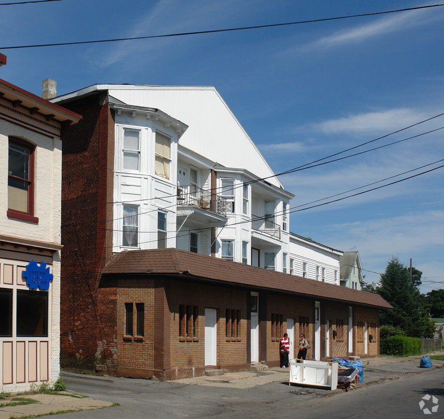 Building Photo - 1017 Bleecker St