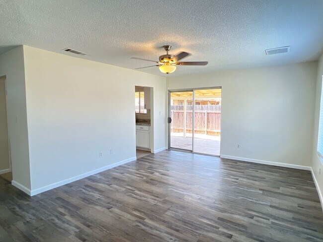 Foto del edificio - Northwest Bakersfield Home
