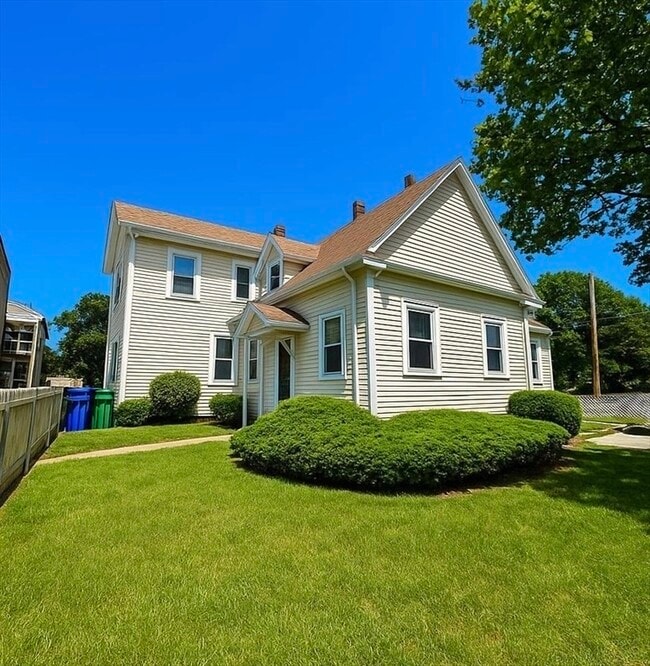 Building Photo - 284 Melrose St