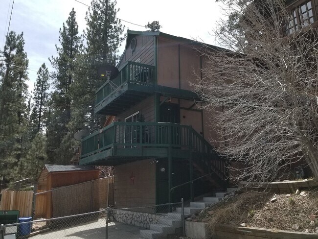 Foto del edificio - 2 Bedroom with fenced yard.