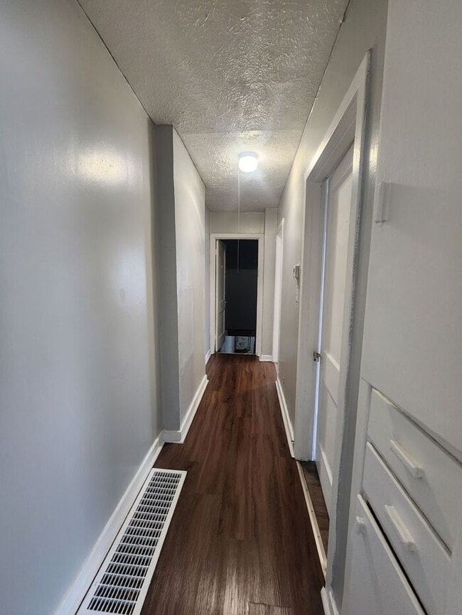 Building Photo - Cozy One bedroom Duplex