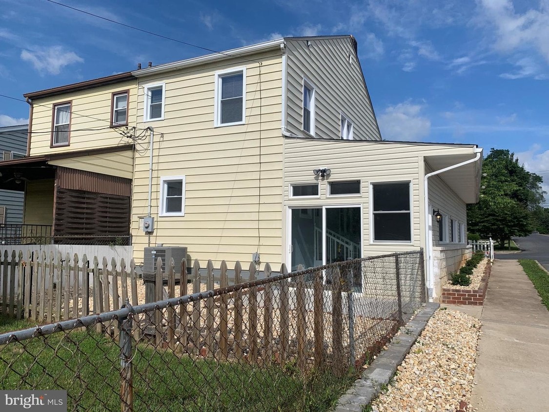 Primary Photo - 300 Radcliffe Ave