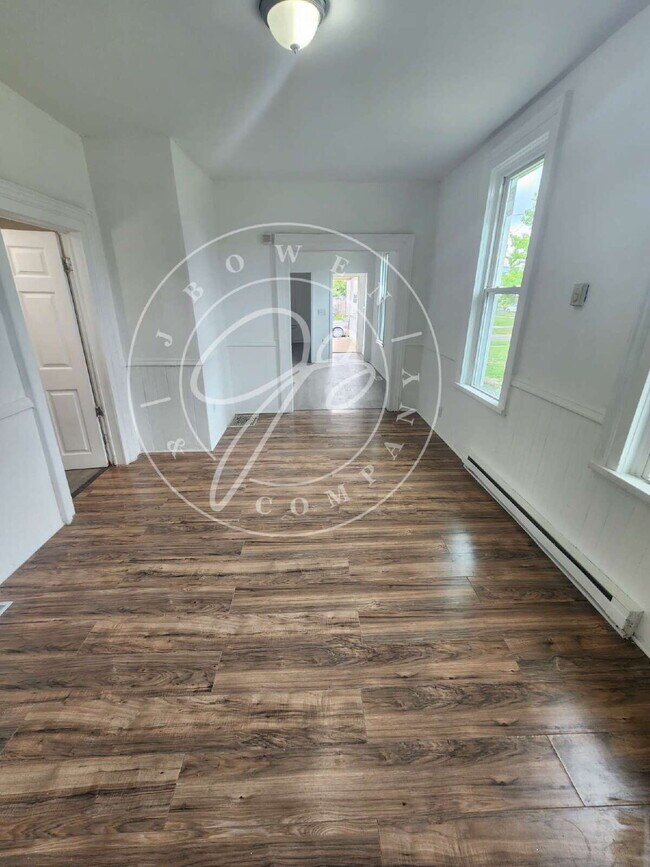 Foto del edificio - 4 bed with bonus room! So much space thoug...