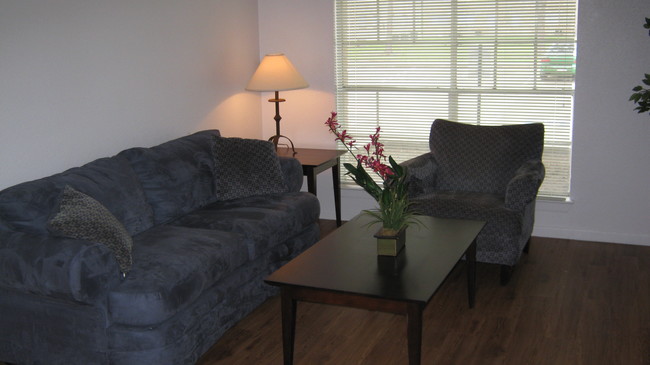 2 bedrooms - Parker Square Apartments (EPMTx)