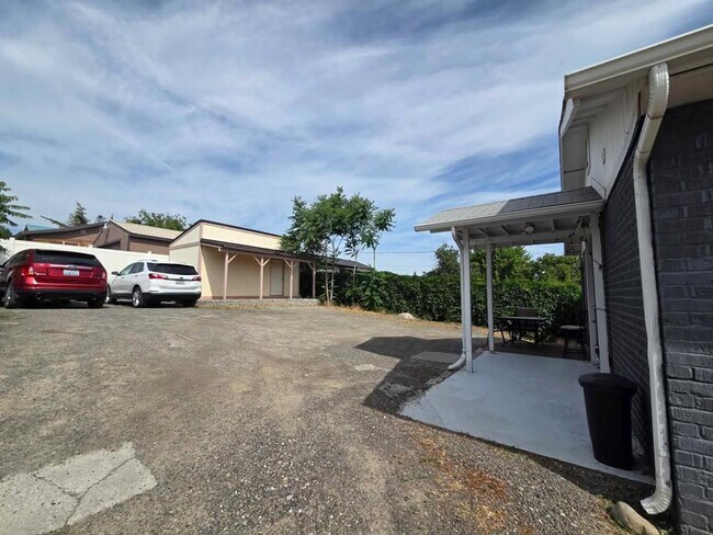Building Photo - Charming 2 Bedroom With Valley View!