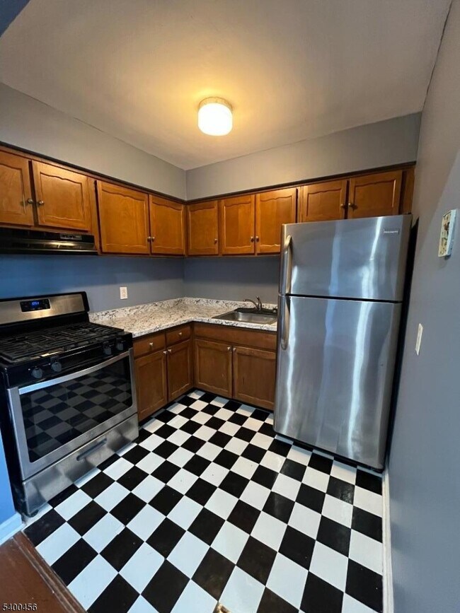 Building Photo - 565 Grove St