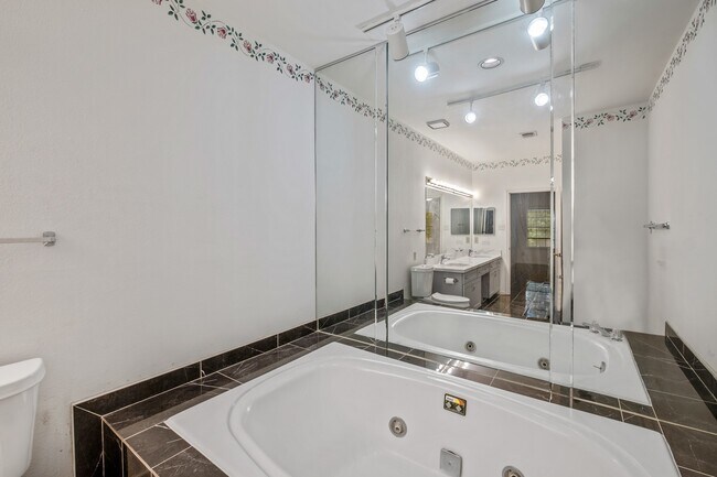 Foto del edificio - 3124 Holly Hall St