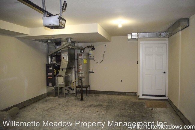 Building Photo - 5904 Shoreview Ln N