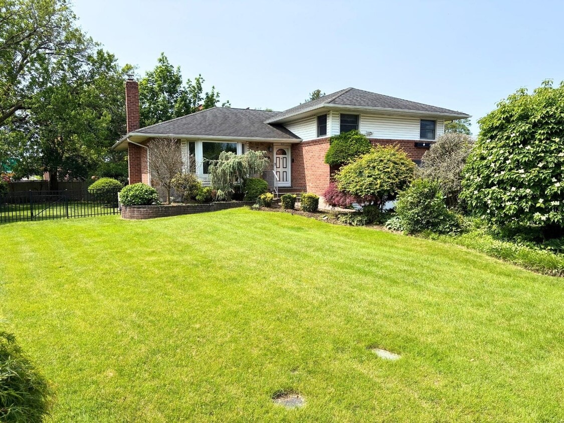 Primary Photo - 310 S Oyster Bay Rd