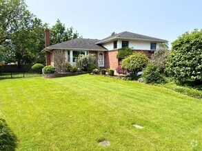 Building Photo - 310 S Oyster Bay Rd