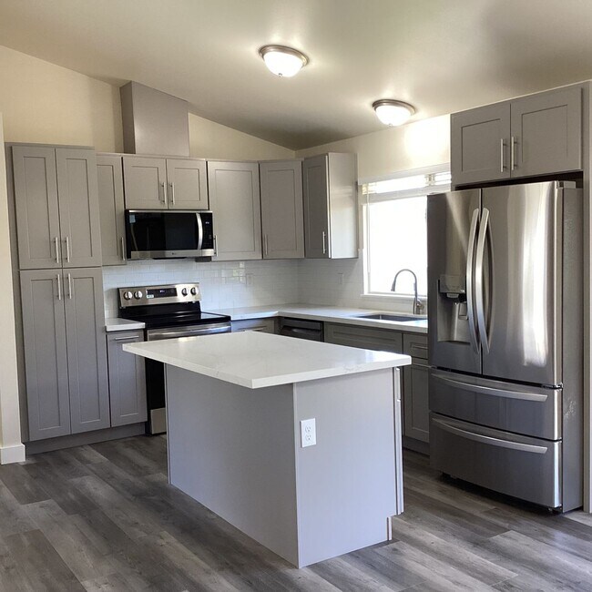 Building Photo - Updated 4 bedroom in The Desirable Merrill...
