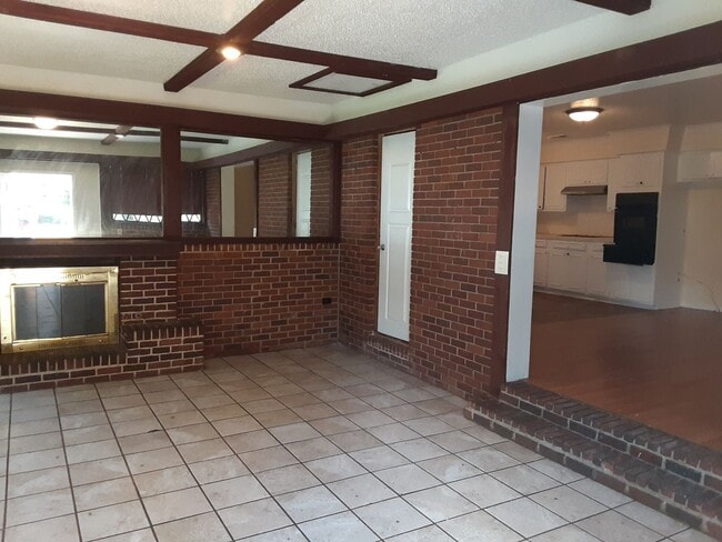 Building Photo - 4 Bedroom and 2 Bathroom Little Rock