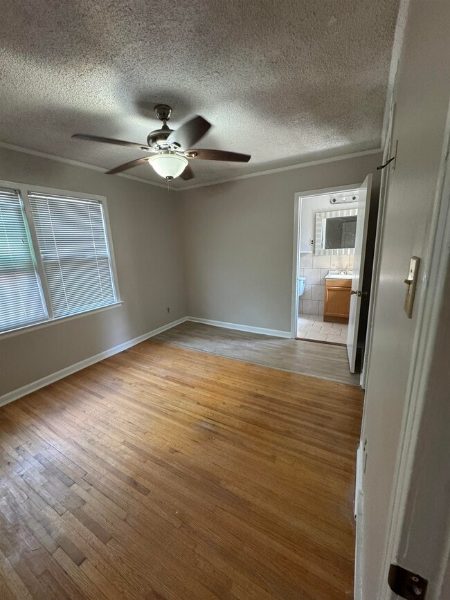 Building Photo - 1228 Briarwood Dr