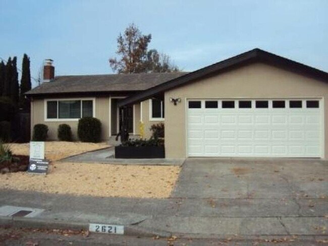 Building Photo - Bennett Valley home, single level, with pool!