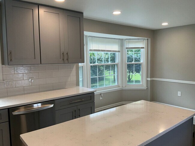 Foto del edificio - Beautiful 4BR 2.5BA corner lot Colonial wi...