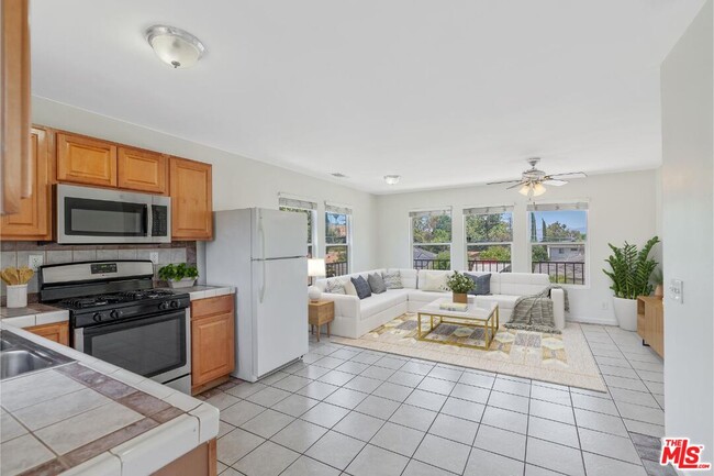 Foto del edificio - 4821 Topanga Canyon Blvd