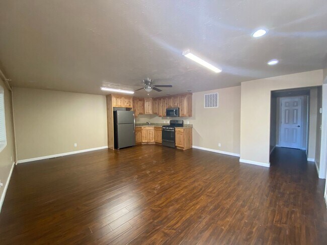 Building Photo - Canyon Street Apartment M400 UTILITES INCL...