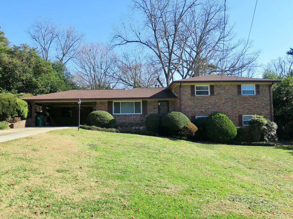 Huge Front Yard - 1829 Mount Royal Dr NE