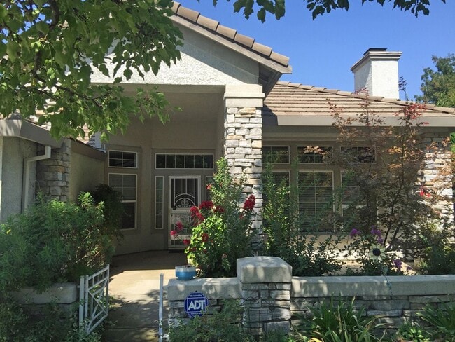 Building Photo - Executive 4 Bedroom 2.5 Bath, 2400 sft. El...