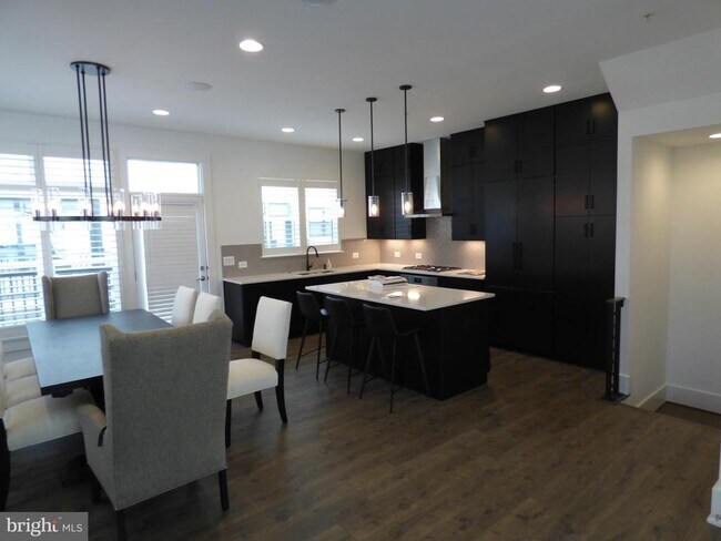 Foto del edificio - 11360 Emerald Park Rd