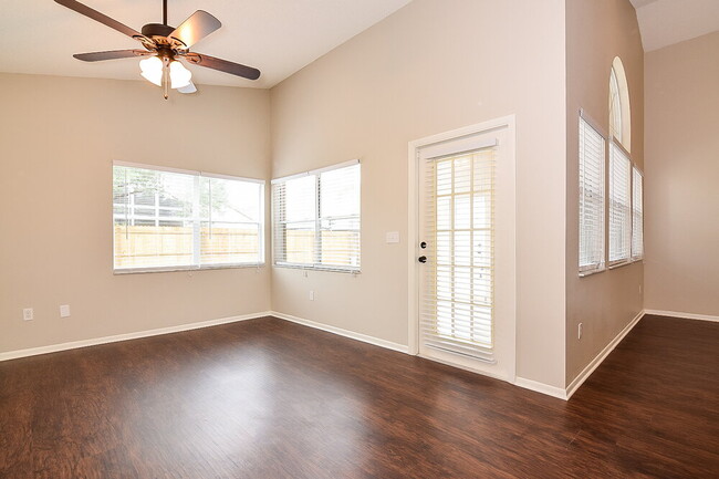Foto del edificio - 12632 Darby Ave